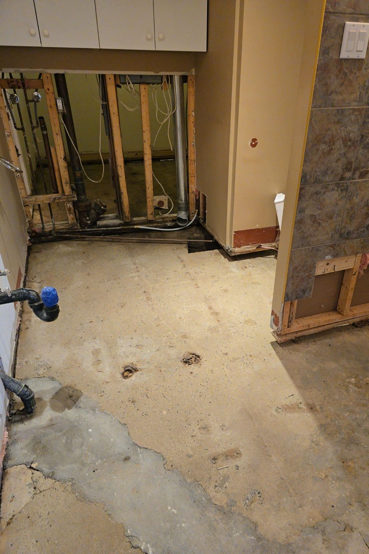 Pièce intérieure dégarnie avec murs ouverts et conduits apparents dans un immeuble en cours de travaux sur la Rive-Sud de Montréal